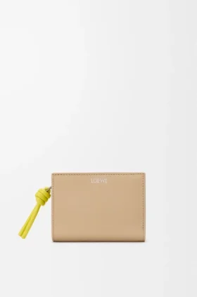Cartera compacta «Knot» en piel de becerro napa brillante