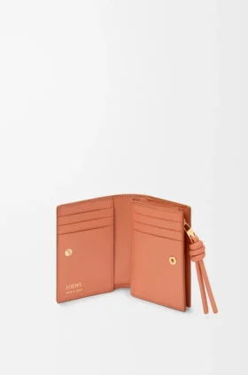 Cartera compacta «Knot» en piel de becerro napa brillante