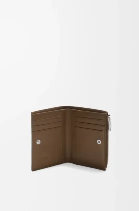 Cartera compacta y ajustada de piel de ciervo