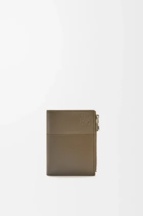 Cartera compacta y delgada de piel de becerro brillante