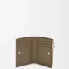 Cartera compacta y delgada de piel de becerro brillante