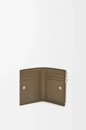 Cartera compacta y delgada de piel de becerro brillante