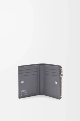 Cartera compacta y estilizada de piel de becerro napa
