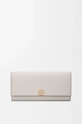 Cartera Continental Anagram en piel de becerro con grano de Pebble