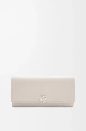 Cartera Continental Anagram en piel de becerro con grano de Pebble