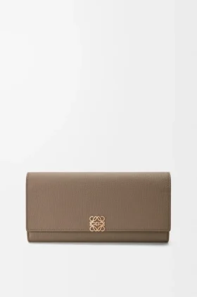 Cartera Continental Anagram en piel de becerro con grano de Pebble