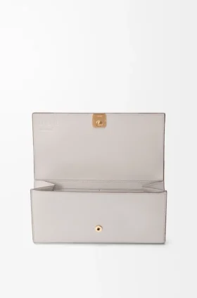 Cartera Continental Anagram en piel de becerro con grano de Pebble