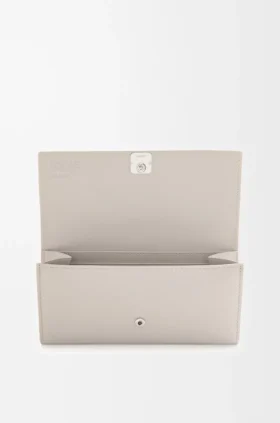 Cartera Continental Anagram en piel de becerro con grano de Pebble