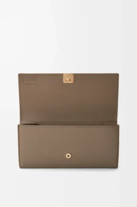 Cartera Continental Anagram en piel de becerro con grano de Pebble