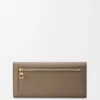 Cartera Continental Anagram en piel de becerro con grano de Pebble