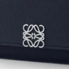 Cartera Continental Anagram en piel de becerro con grano de Pebble