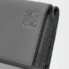 Cartera de tres pliegues en piel de becerro de grano suave