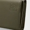 Cartera de tres pliegues en piel de becerro de grano suave