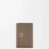 Cartera pequeña vertical «Anagram» en piel de becerro con grano de Pebble
