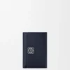 Cartera pequeña vertical «Anagram» en piel de becerro con grano de Pebble