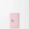 Cartera pequeña vertical «Anagram» en piel de becerro con grano de Pebble