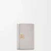 Cartera pequeña vertical «Anagram» en piel de becerro con grano de Pebble