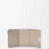Cartera pequeña vertical «Anagram» en piel de becerro con grano de Pebble