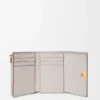 Cartera pequeña vertical «Anagram» en piel de becerro con grano de Pebble