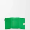 Cartera pequeña vertical «Anagram» en piel de becerro con grano de Pebble