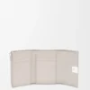 Cartera pequeña vertical «Anagram» en piel de becerro con grano de Pebble