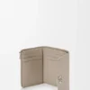Cartera pequeña vertical «Anagram» en piel de becerro con grano de Pebble