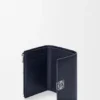 Cartera pequeña vertical «Anagram» en piel de becerro con grano de Pebble