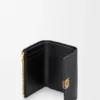Cartera pequeña vertical «Anagram» en piel de becerro con grano de Pebble