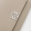 Cartera pequeña vertical «Anagram» en piel de becerro con grano de Pebble