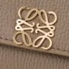 Cartera pequeña vertical «Anagram» en piel de becerro con grano de Pebble