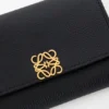 Cartera pequeña vertical «Anagram» en piel de becerro con grano de Pebble