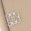 Cartera pequeña vertical «Anagram» en piel de becerro con grano de Pebble