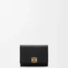Cartera plegable en tres partes «Anagram» de piel de becerro con grano «Pebble»