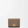 Cartera plegable en tres partes «Anagram» de piel de becerro con grano «Pebble»