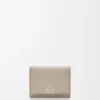 Cartera plegable en tres partes «Anagram» de piel de becerro con grano «Pebble»