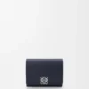 Cartera plegable en tres partes «Anagram» de piel de becerro con grano «Pebble»