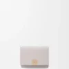 Cartera plegable en tres partes «Anagram» de piel de becerro con grano «Pebble»