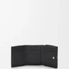 Cartera plegable en tres partes «Anagram» de piel de becerro con grano «Pebble»
