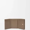 Cartera plegable en tres partes «Anagram» de piel de becerro con grano «Pebble»