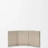 Cartera plegable en tres partes «Anagram» de piel de becerro con grano «Pebble»