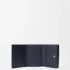 Cartera plegable en tres partes «Anagram» de piel de becerro con grano «Pebble»