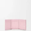Cartera plegable en tres partes «Anagram» de piel de becerro con grano «Pebble»