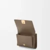 Cartera plegable en tres partes «Anagram» de piel de becerro con grano «Pebble»