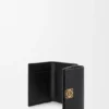 Cartera plegable en tres partes «Anagram» de piel de becerro con grano «Pebble»