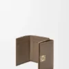 Cartera plegable en tres partes «Anagram» de piel de becerro con grano «Pebble»