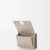Cartera plegable en tres partes «Anagram» de piel de becerro con grano «Pebble»