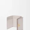 Cartera plegable en tres partes «Anagram» de piel de becerro con grano «Pebble»