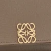 Cartera plegable en tres partes «Anagram» de piel de becerro con grano «Pebble»