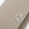 Cartera plegable en tres partes «Anagram» de piel de becerro con grano «Pebble»