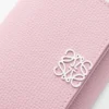 Cartera plegable en tres partes «Anagram» de piel de becerro con grano «Pebble»